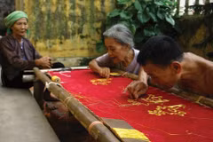 Visit Quat Dong traditional embroidery village