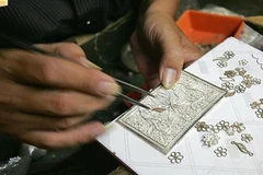 Old jewelry craft village in Hanoi to keep its fiery spirit 