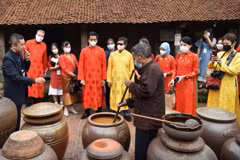 International tourists enjoy Tet holiday experiences in Duong Lam ancient village