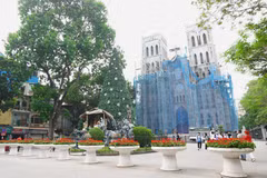 Churches in Hanoi change “coat” for Christmas season