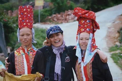 Actress Chieu Xuan poses for a photo with two ethnic minority women during her trip to Binh Lieu in the northern province of Quang Ninh. (Photo courtesy of Chieu Xuan)