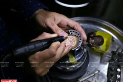 Engraving patterns on watches