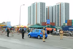 HCMC tightens COVID-19 monitoring at gateways to city