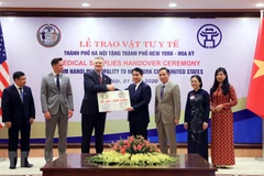 Hanoi presents medical supplies to New York