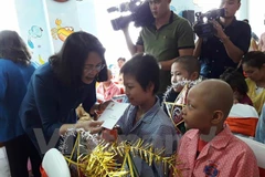 Vice President visits children patients on moon festival