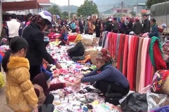 Muong Qua market gather locals, tourists