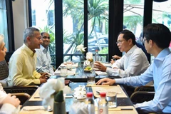 Vietnamese, Singaporean FMs enjoy pho, coffee in Hanoi