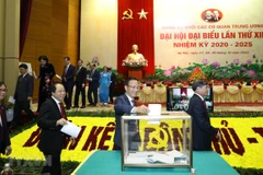 Delegates vote to introduce personnel to the post of Secretary of the 13th Party Committee of the centrally-run Bloc in the 2020-2025 term (Photo: VNA)