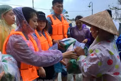 Vietnamese students in China support flood-hit victims in central region 
