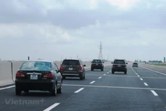 The transport sector aims to build around 4,000-5,000km of expressways in the next 10 years to basically connect inter-provincial roads, seaports, and border gates, creating a continuous connection serving socio-economic development. (Photo: VietnamPlus)