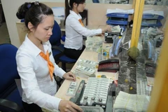 Commercial banks lift US dollar prices