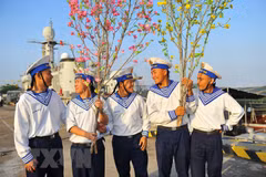 Warmth of Tet coming to staff on offshore platforms
