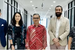 (From left) Rev Media Group chief operating officer Nicholas Sagau , Google government affairs and public policymanager Arianne Santoso, Communications Minister Fahmi Fadzil, Google News partner manager Adeel Farhan and Media Prima Bhd group managing director Rafiq Razali during the launch of the Advertising Revenue Lab on July 18. (Photo courtesy of Google)