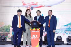 Prime Minister Pham Minh Chinh (2nd from right) and delegates join a symbolic ceremony to announce Vietjet's new Daegu - Nha Trang route in Seoul on July 1 (Photo: VNA) Photo: Dương Giang/TTXVN