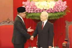 General Secretary Nguyen Phu Trong (right) receives Malaysian Prime Minister Anwar Ibrahim in Hanoi in July 2023. (Photo: VNA)