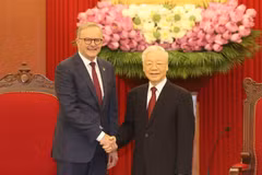 Party General Secretary Nguyen Phu Trong (R) receives Australian Prime Minister Anthony Albanese (Photo: VNA)