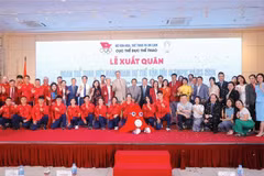 The Vietnamese sporting delegation and delegates at the send-off ceremony in Hanoi on July 17. (Photo: VNA)
