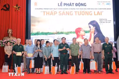 Gifts are presented to 20 AO victims at the programme (Photo: VNA)