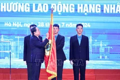 NA Chairman Tran Thanh Man presents the first-class Labour Order to the VGCL. (Photo: VNA)
