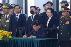 Party General Secretary and President of Laos Thongloun Sisoulith writes in the condolence book (Photo: VNA)