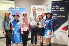 Vietnamese Trade Counsellor Tran Thu Quynh (second from left) poses for a photo with representatives of Alberta departments after a dialogue on Vietnamese agriculture. (Photo: VNA)