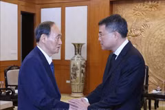 Le Minh Hung (R), Politburo member, Secretary of the Party Central Committee and head of its Commission for Organisation, and Suga Yoshihide, special envoy of Japanese Prime Minister Kishida Fumio and former PM of Japan, at their meeting in Hanoi on July 25 (Photo: VNA)