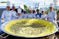 A giant "banh xeo" (Vietnamese fried pancake). Illustrative image (Photo: VNA)