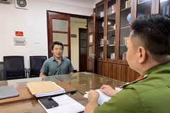 Than Van Thoai, Deputy Director-General of Global BBA JSC, is questioned by a policeman. (Photo sggp.org.vn)