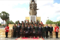 Delegations of the Vietnamese Embassy in Cambodia and the Cambodian Ministry of National Defence take part in the commemorative event at the Vietnam-Cambodia friendship monument in Phnom Penh on July 26. (Photo: VNA) 
