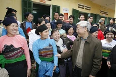 Chairman of the National Assembly Nguyen Phu Trong visits ethnic minority people in Ngoc Phung commune, Thuong Xuan district, Thanh Hoa province, in January 2010 (Photo: VNA)