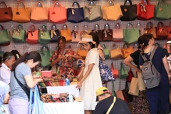 Shoppers at Chatuchak weekend market (Photo: Bangkokpost) 