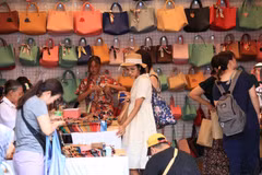 Shoppers at Chatuchak weekend market (Photo: Bangkokpost) 
