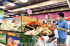 A shopper at a supermarket in Ho Chi Minh City (Photo: VNA)