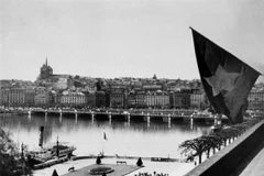 Vietnamese flag flying at the headquarters of the delegation of the Democratic Republic of Vietnam in Geneva, Switzerland), 1954. (File photo: VNA)