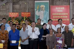 National Assembly Chairman Tran Thanh Man presents gifts to policy beneficiary families and revolution contributors on the occassion of the 77th anniversary of the War Invalids and Martyrs Day (July 27, 1947-2024). (Photo: VNA)