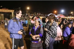 French-Vietnamese director François Bibonne (left) meets a native woman in the northern mountainous province of Ha Giang when making the movie "Once upon a bridge in Vietnam”. (Photo: François Bibonne's Facebook)