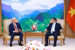 PM Pham Minh Chinh (R) and Qatari Minister of State for Foreign Affairs Soltan Bin Saad Al-Muraikhi (Photo: VNA)