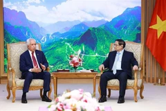 PM Pham Minh Chinh (R) and Qatari Minister of State for Foreign Affairs Soltan Bin Saad Al-Muraikhi (Photo: VNA)