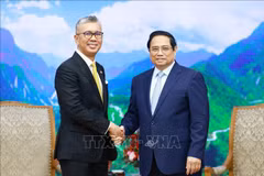 Prime Minister Pham Minh Chinh (R) and Malaysian Minister of Investment, Trade and Industry Zafrul Abdul Aziz (Photo: VNA)