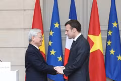 General Secretary of the Communist Party of Vietnam Central Committee Nguyen Phu Trong (L) and French President Emmanuel Macron in the former's official visit to France in 2018. (Photo: VNA). 