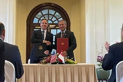 US Secretary of State Antony Blinken (left) and Singaporean Minister for Foreign Affairs Vivian Balakrishnan ink the deal on July 31. (Photo: CNA)