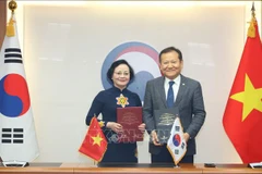 Vietnamese and Korean ministers at the signing ceremony for a MoU on public administration cooperation (Photo: VNA)