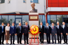 The Vietnamese delegation pays homage to President Ho Chi Minh (Photo: sggp.org.vn)