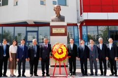 The Vietnamese delegation pays homage to President Ho Chi Minh (Photo: sggp.org.vn)