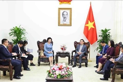 Deputy Prime Minister Tran Luu Quang (right, centre)) receives Chairwoman of Sailun Group and the Sailun Vietnam Ltd Company Liu Yanhua in Hanoi on July 29. (Photo: VNA)
