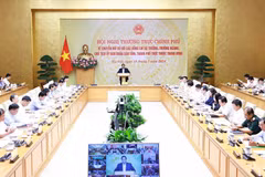 PM Pham Minh Chinh chairs the Government’s hybrid conference with ministers, heads of sectors and chairmen of the People’s Committees of centrally-run cities and province. (Photo: VNA)