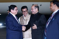 Indian officials welcome PM Pham Minh Chinh at the Palam Airbase in New Delhi. (Photo: VNA)