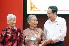 NA Chairman Tran Thanh Man gives gifts to heroic Vietnamese mothers in the Mekong Delta province of Hau Giang. (Photo: VNA)