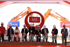 Authorities at the ground-breaking ceremony for an automated sorting centre of express delivery company SPX held on July 16 in Binh Duong province. (Photo: VNA)