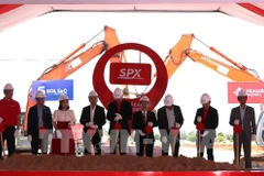 Authorities at the ground-breaking ceremony for an automated sorting centre of express delivery company SPX held on July 16 in Binh Duong province. (Photo: VNA)